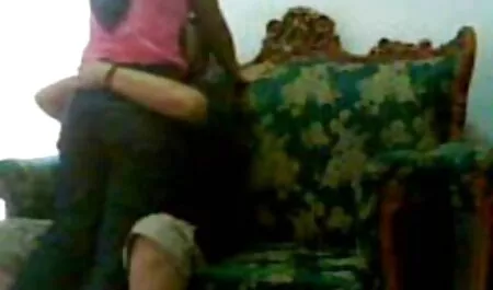 یک دختر زیبا در حمام ، داستان تصویری سکسی او را از دوربین.
