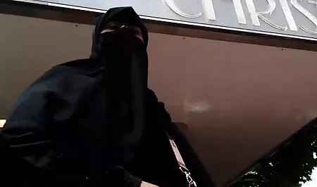 یک زن داستان پورنو تصویری موافقت کرده است برای دیدن