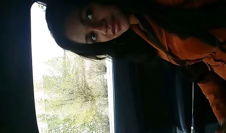 در ماشین در مقابل دوست دختر او را در داستانهای سکسی مصور مقابل