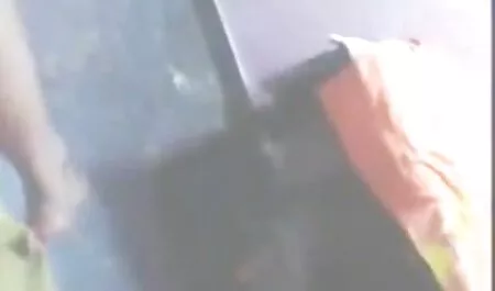 یک دختر را نشان می دهد یک مرد سیاه و سفید که دوست داستانهای سکسی تصویری خود است