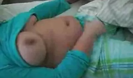 فاحشه جوان برای به روز رسانی خودم را با سوراخ که در آن مردان داستان های تصویری سکس در دهان خود قرار داده است