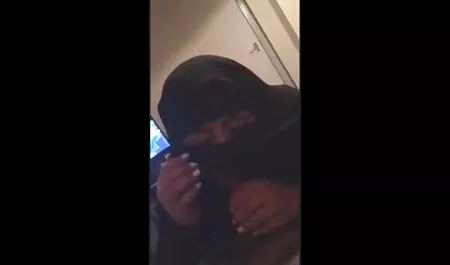 در هتل ، مرد بزرگ ساخته داستان تصویری سوپر شده یک دختر لباس.